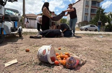 Yerde yatan yaralı kadına mont ile gölgelik yaptılar 