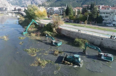 Yeşilırmak Nehri’nde 6 iş makinesiyle temizlik çalışması 