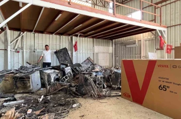 Yetkili servisin önündeki beyaz eşyalar ardı ardında patlayarak alevlere teslim oldu 