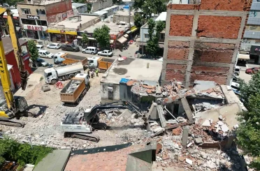 Yıkılan binanın parçaları iş yerinin üzerine düştü 