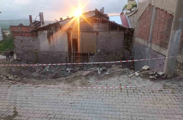 Yıkılan metruk evde oynayan çocuklar kurtuluş savaşına ait olduğu değerlendirilen el bombası buldu 
