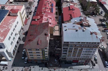 Yıkım esnasında zarar görüp tahliye edilmişti, tehlike saçmaya devam ediyor 