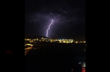 Yıldırım elektrik ve internet hatlarına zarar verdi 