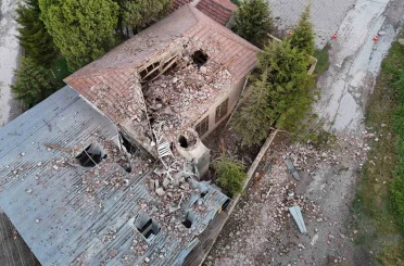 Yıldırımın düştüğü minare yıkıldı, camide temizlik yapan imam yaralandı 