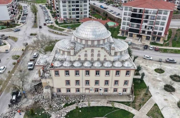 Yıldırımın minaresini yıktığı cami havadan görüntülendi 