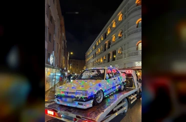 Yılın son günü arabasını ışıklarla kapladı 