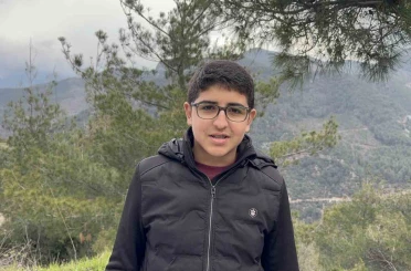 Yıpranan bayrağı fark eden öğrenci, yenisiyle değiştirdi 