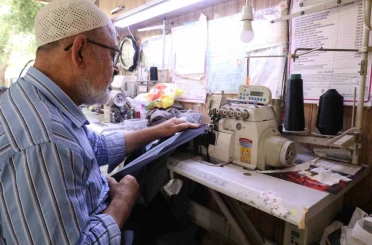 Yırtık, yanık ve sökük elbiselerin doktoru terzi Mehmet Ali amca