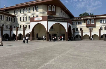 YKS’nin ilk oturumu başladı: Öğrenciler sınavda, veliler dışarda ter döküyor 