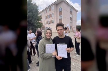 YKS’ye anne-oğul aynı okulda girdi 