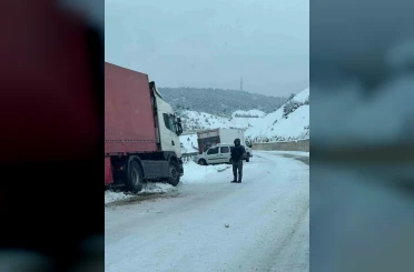 Yoğun kar nedeniyle Niksar-Erbaa kara yolunda trafik durma noktasına geldi 
