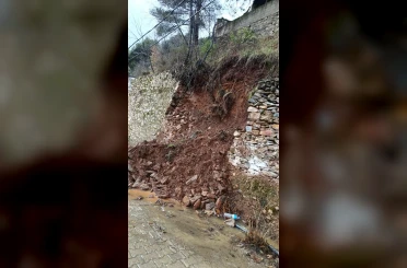 Yoğun yağış sonrası istinat duvarı çöktü 