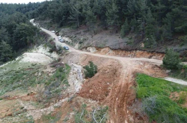 Yol çöktü, mahalleli 3 aydır tarlasına yürüyerek gidiyor 