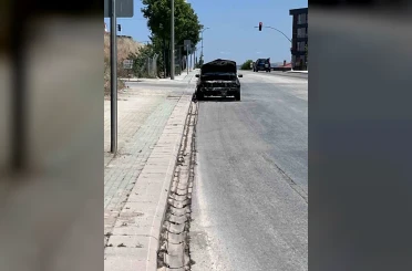 Yol kenarına bırakılan yanmış araç dikkat çekiyor 