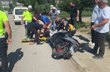 Yol kenarında duran motosiklete araç çarptı: 1 yaralı 