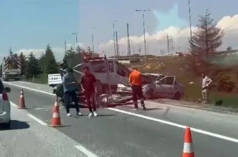 Yol şeridi çeken araca otomobil çarptı 