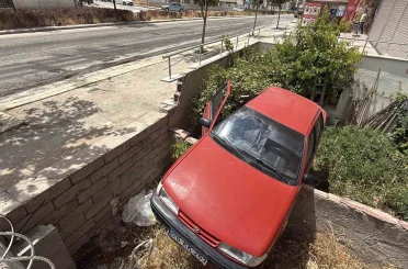 Yola dökülen zeytinyağı nedeniyle kontrolden çıkan araç bahçeye uçtu 