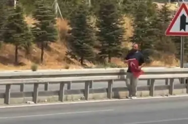 Yola düşen Türk bayrağını yerde bırakmadı

