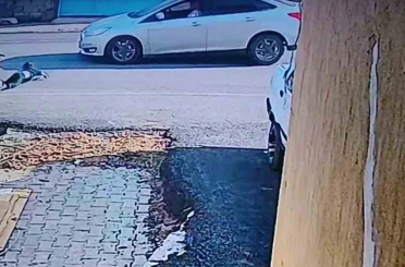 Yola fırlayan çocuk otomobilin çarpmasıyla metrelerce savruldu: O anlar kamerada 