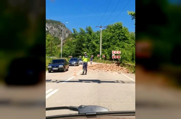 Yola saçılan tuğlalar ulaşımı tek yöne düşürdü 