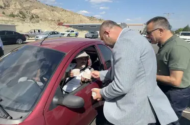 Yolculuk yapan vatandaşlara coğrafi işaretli pirinçten yapılan pilav ikram edildi
