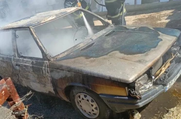 Yolda alev alan otomobil tamamen yanarak kullanılamaz hale geldi 