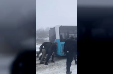 Yolda kalan yolcu otobüsünün yardımına vatandaşlar yetişti 