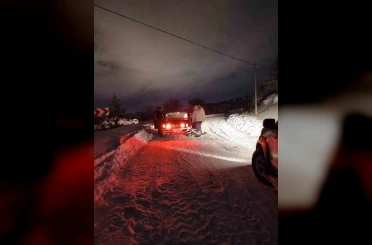 Yolda mahsur kalan vatandaşın yardımına belediye ekipleri yetişti 