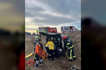 Yoldan çıkan otomobil tarlaya uçtu; 2 yaralı 