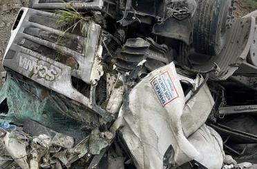 Yoldan çıkan tır hurdaya döndü: 1 yaralı 