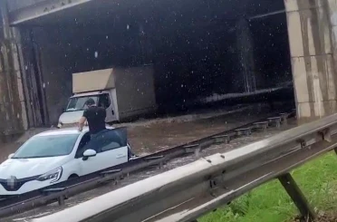 Yollar göle döndü, yağmur suları şelale gibi aktı 