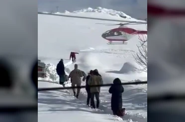 Yolu kapalı mahallede hastalanan bebek, helikopterle hastaneye ulaştırıldı 