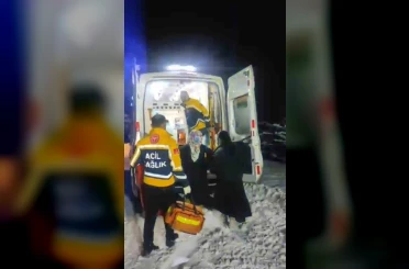 Yolu kapanan köyde doğum sancısı tutan kadın 2 saat süren çalışmayla hastaneye ulaştırıldı 