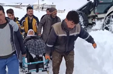 Yolu kapanan köyde mahsur kalan hasta 4 saatlik çalışmayla kurtarıldı 