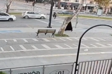 Yolun karşısına geçmeye çalışan yayaya otomobil çarptı 