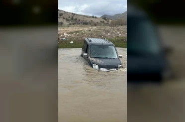 Yolunu kaybetti, aracıyla çayı geçmeye çalışırken suda mahsur kaldı 