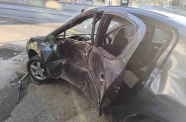 Yön levhasına çarpan otomobil sürücüsü ağır yaralandı 