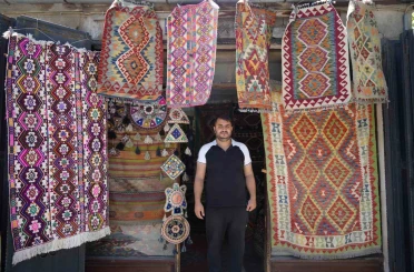 Yörük köylerinden topladığı halı ve kilimleri satarak geçmişi geleceğe taşıyor 