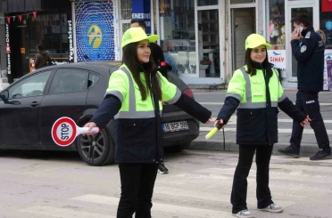 Yozgat’ta öğrenciler trafiğe yön verdi 