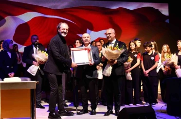 Yücel Arzen, öğrencilerle birlikte sahne aldı 