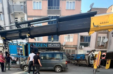 Yük asansörü minibüsün üzerine devrildi 