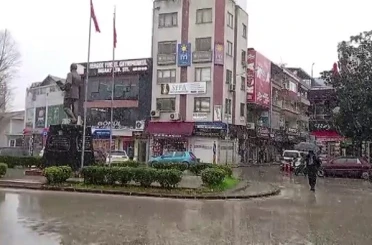 Yüksek kesimlerde 20 santimetreye ulaşan kar, ilçe merkezinde de yağmaya başladı 