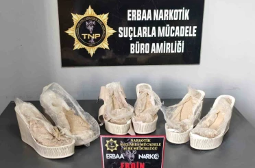 Yüksek ökçelerinden eroin çıktı 