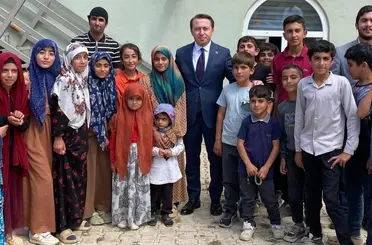 Yüksekova Kaymakamı Hülür, çocukların havuz isteğini geri çevirmedi

