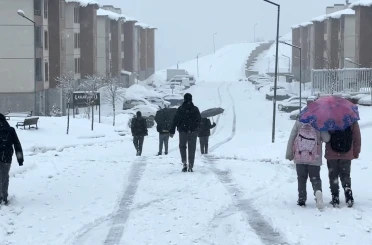 Yüksekova nisan ayında karla kaplandı 
