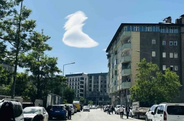 Yüksekova semalarında nadir görülen doğa olayı: "UFO" benzetmesi yapılan bulutlar hayran bıraktı 