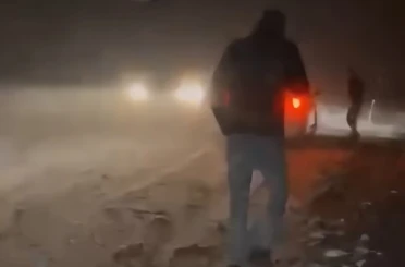 Yüksekova-Şemdinli kara yolunda tipi ve fırtınada mahsur kalanları ekipler kurtardı 