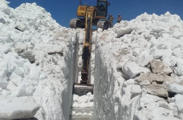 Yüksekova’da 5 metrelik kar tünellerinin bulunduğu bölgede su kanalı çalışması 