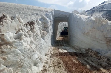 Yüksekova’da 8 metrelik kar tünelleri: İş makinesi içinde kayboldu 