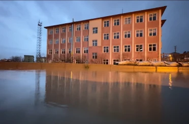 Yüksekova’da bir okul sular içinde kaldı 
